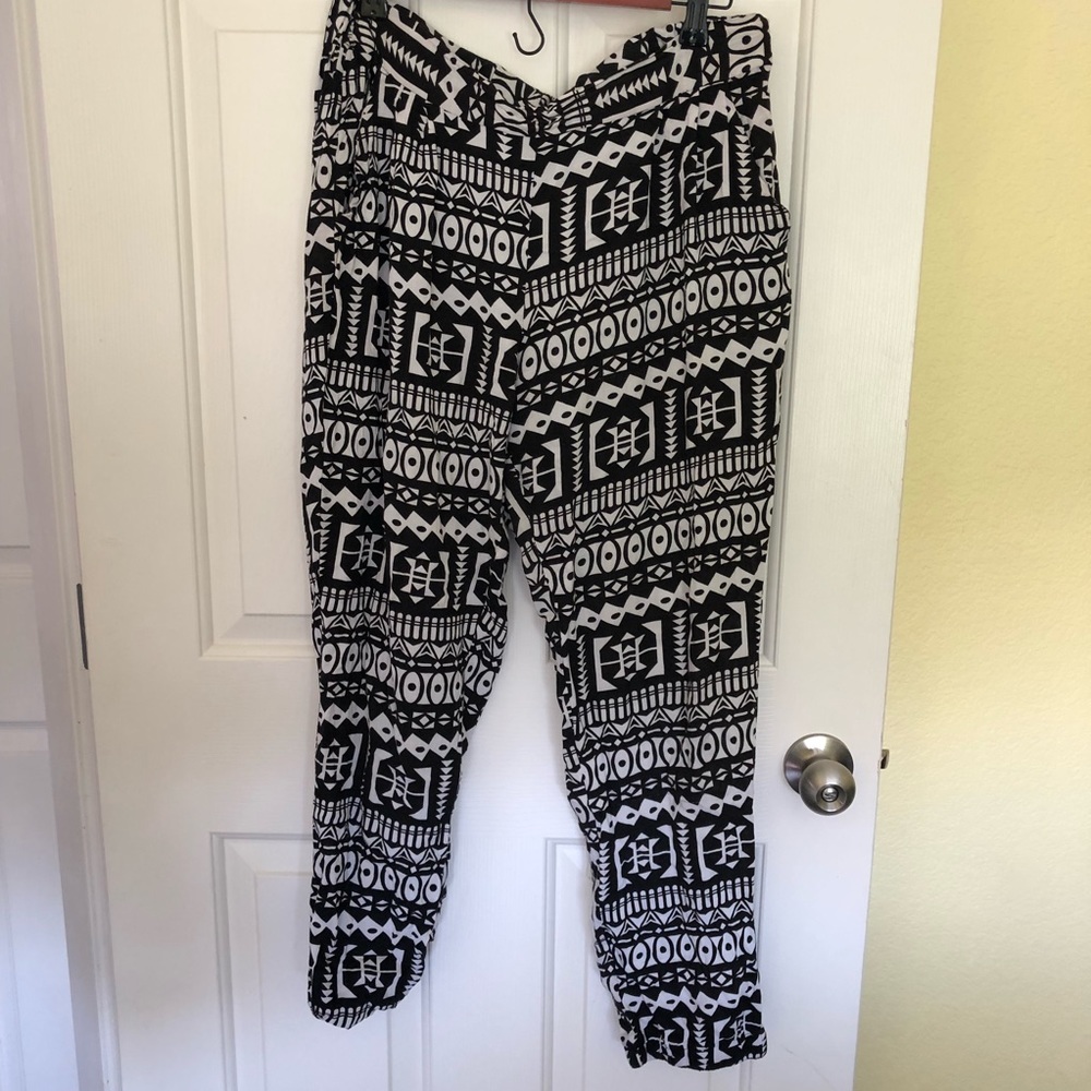 Rue 21 Joggers Size Large Print
